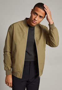 Куртка бомбер