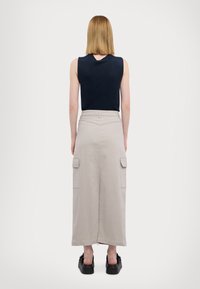 Юбка с накладными карманами