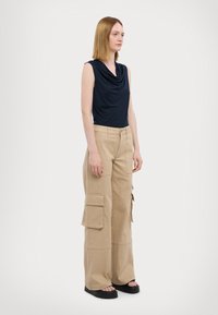 Брюки с накладными карманами Брюки с накладными карманами