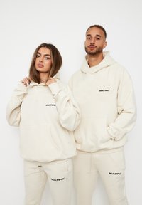 Пуловер с капюшоном Пуловер с капюшоном