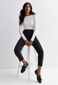 Короткие джинсы