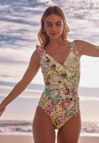 Слитный купальник