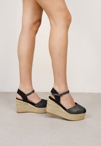 Туфли на танкетке