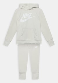 Набор одежды