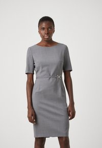 Платье футляр