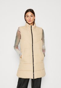 Длинный жилет