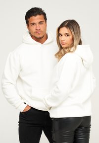 Пуловер с капюшоном Пуловер с капюшоном