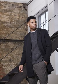 Шерстяное пальто Шерстяное пальто