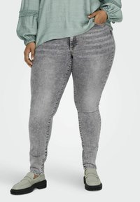 Узкие джинсы