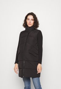 Длинный жилет