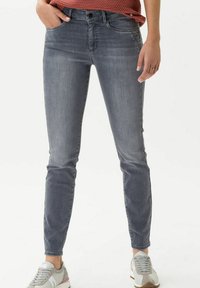 Узкие джинсы