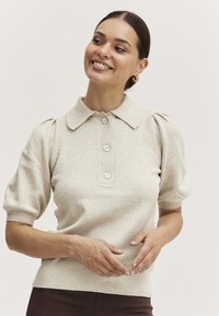 Пуловер с воротником поло