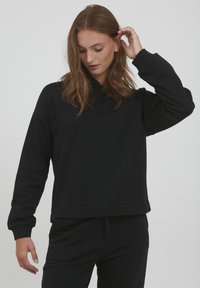 Пуловер с капюшоном