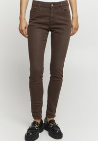 Узкие джинсы