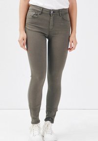 Узкие брюки