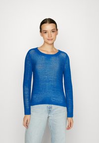 Пуловер в полоску