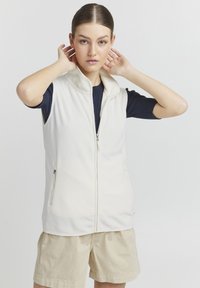 Длинный жилет