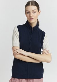 Длинный жилет