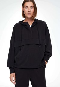 Пуловер с капюшоном Пуловер с капюшоном