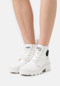 Ботинки на шнуровке