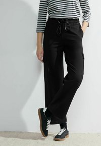 Брюки с накладными карманами