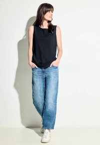 Блузка без рукавов Блузка без рукавов