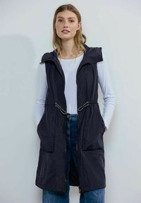 Длинный жилет