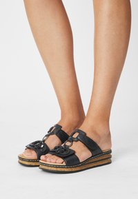 Шлепанцы Шлепанцы