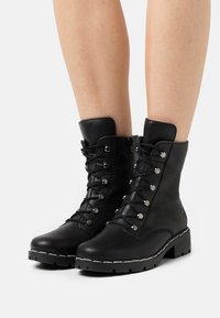 Ботинки на шнуровке