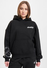 Пуловер с капюшоном Пуловер с капюшоном