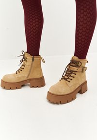 Ботинки на шнуровке