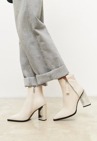 Полусапожки на высоком каблуке