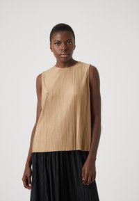 Блузка без рукавов