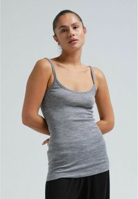 Топ на бретельках