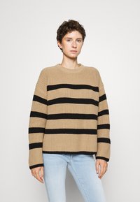 Пуловер в полоску