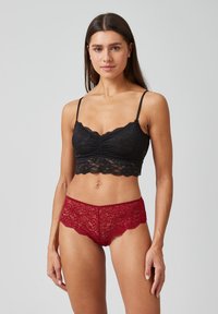 Трусы на бедрах