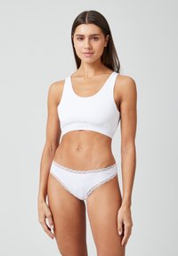 Трусы на бедрах Трусы на бедрах