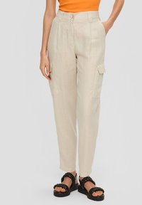 Брюки с накладными карманами