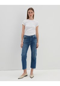 Короткие джинсы Короткие джинсы