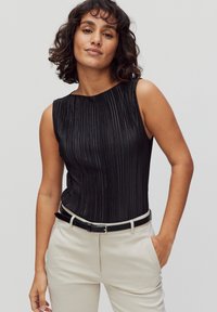 Блузка без рукавов