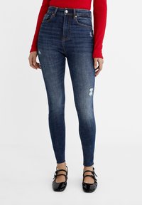 Короткие джинсы