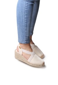 Туфли на танкетке