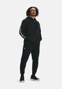 Спортивный костюм Спортивный костюм