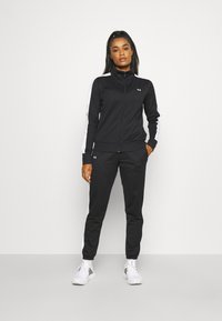 Спортивный костюм Спортивный костюм