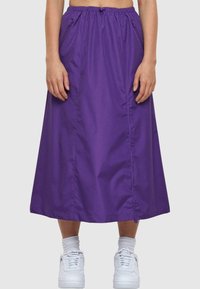 Юбка с накладными карманами