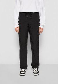 Брюки с накладными карманами