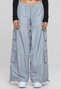 Брюки с накладными карманами