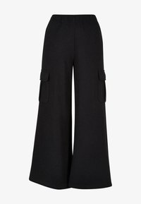 Брюки с накладными карманами Брюки с накладными карманами