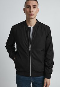 Куртка бомбер