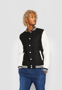 Куртка бомбер